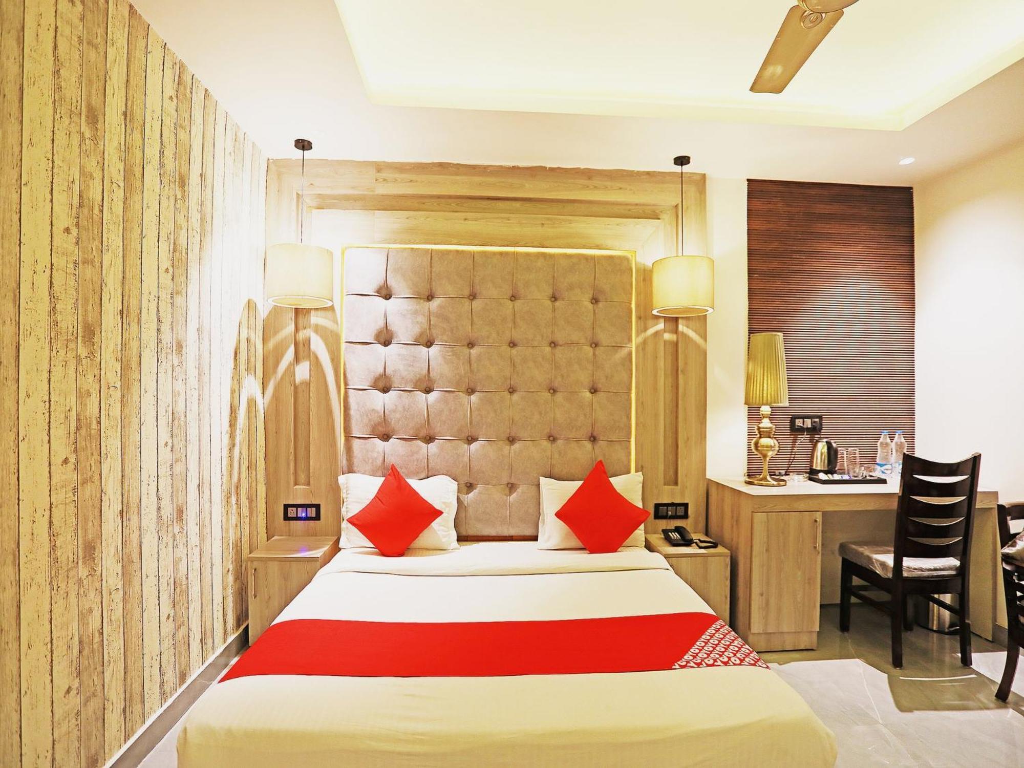 Fabhotel Ronald Inn ファリーダーバード エクステリア 写真