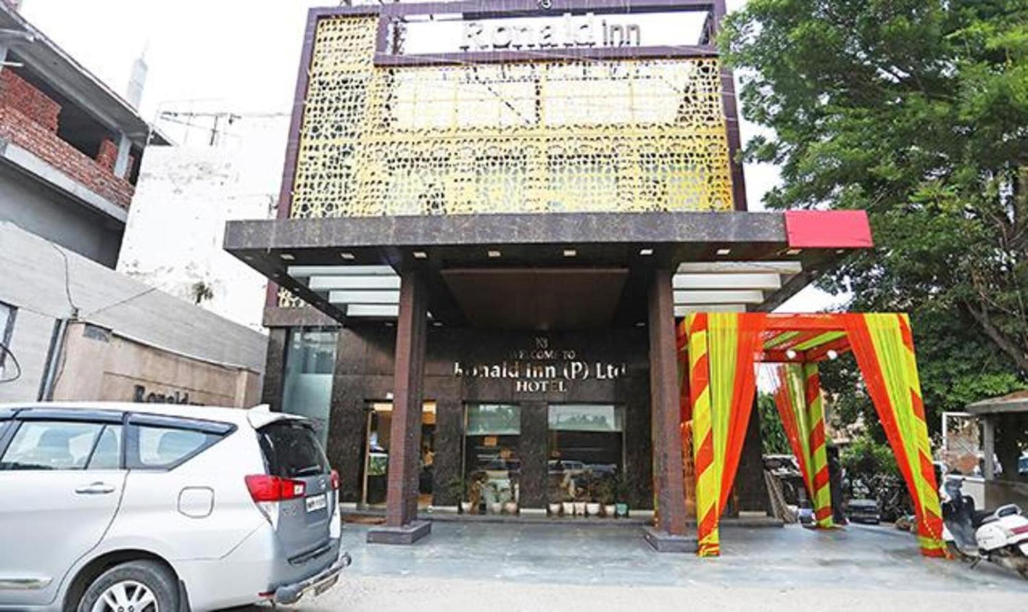Fabhotel Ronald Inn ファリーダーバード エクステリア 写真